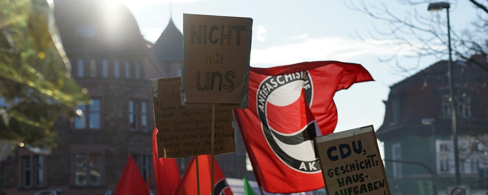 Demonstration mit Antifa-Fahne (Robert Anasch, unsplash.com)