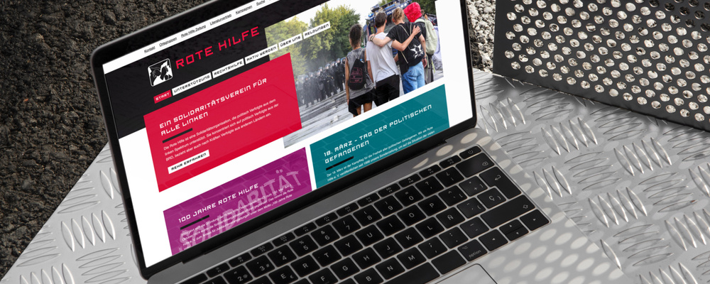 Laptop mit Startseite der Website der Roten Hilfe