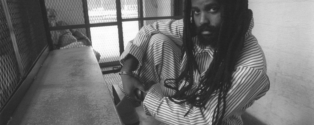 Mumia Abu Jamal sitzt in einer Zelle
