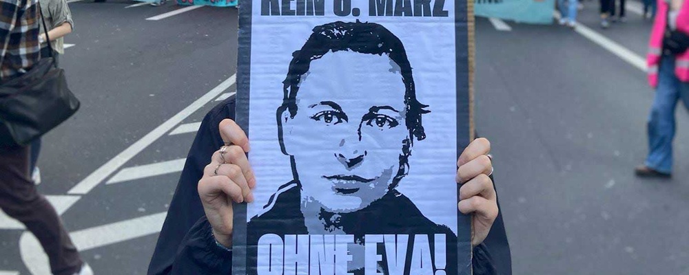 Auf einem Transparent bei der Demonstration zum feministischen Frauenkampftag in Köln steht „Kein 8. März ohne Eva“ © ETHA