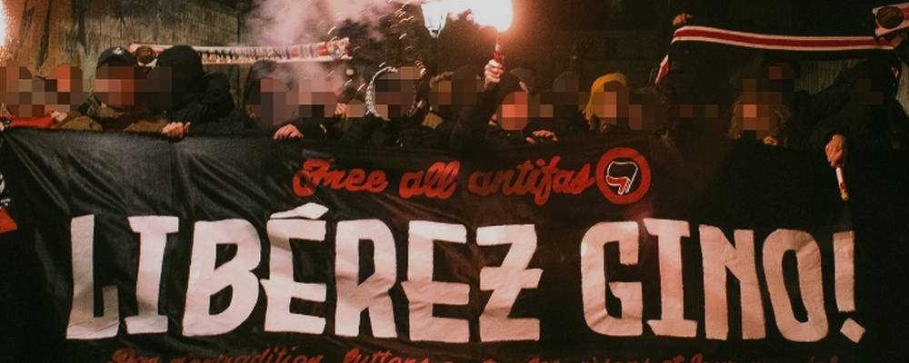 Sharepic zu KG vor dem Gericht in Paris. Antifas halten Transpi mit der Aufschrift "Libérez Gino"