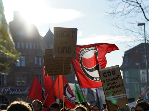 Demonstration mit Antifa-Fahne (Robert Anasch, unsplash.com)