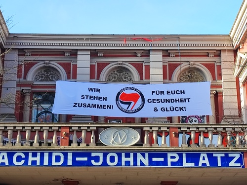 Rote Flora mit Transparent »Wir stehen zusammen! Solidarität mit Brughard, Daniela & Volker. Für Euch Gesundheit & Glück«