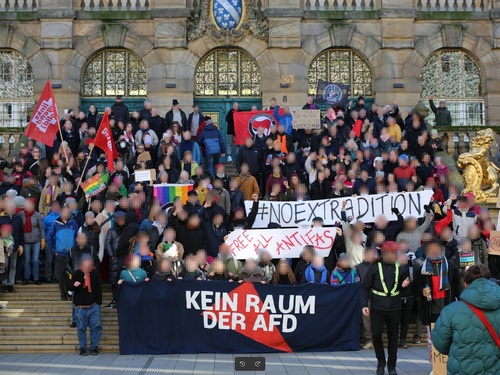 Große Gruppe mit Transparenten »#NoExtradition«, »Free all Antifas« & »Kein Raum für die AfD« (Quelle: Antifa Info Kassel))
