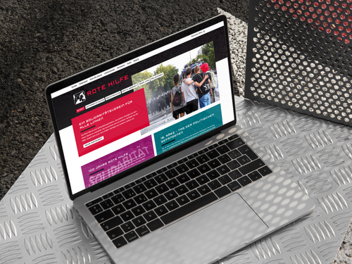 Laptop mit Startseite der Website der Roten Hilfe