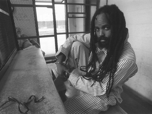 Mumia Abu Jamal sitzt in einer Zelle