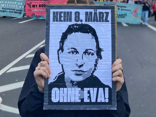 Auf einem Transparent bei der Demonstration zum feministischen Frauenkampftag in Köln steht „Kein 8. März ohne Eva“ © ETHA