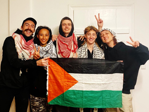 Man sieht ein Gruppenfoto der sogenannten Ulm5. Fünf Aktivist*innen, die eine Palästinaflagge halten.