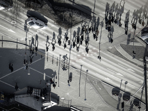 Belebte Straße von oben